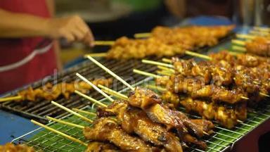 亚洲的街头美食.. 传统的街头菜肴。 夜间食品市场